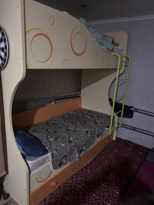 Продам кровать двухярусную детскую