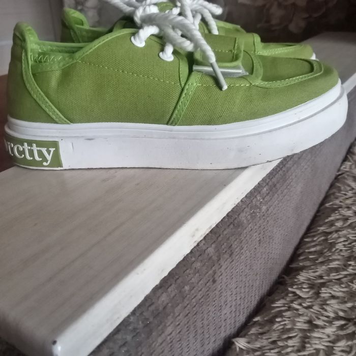 Продам кеды новые