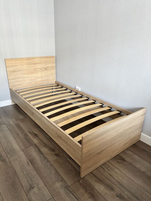 Кровать с матрасом