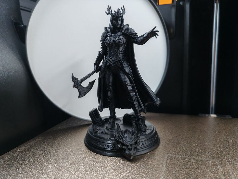 Figurină Colecție Dark Fantasy – Războinică cu Secure și Bază Dragon 3D Premium