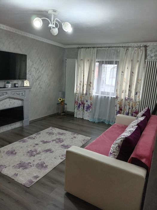 Închiriez apartament cu 2 camere