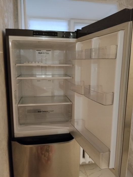 Продам холодильник требует ремонта