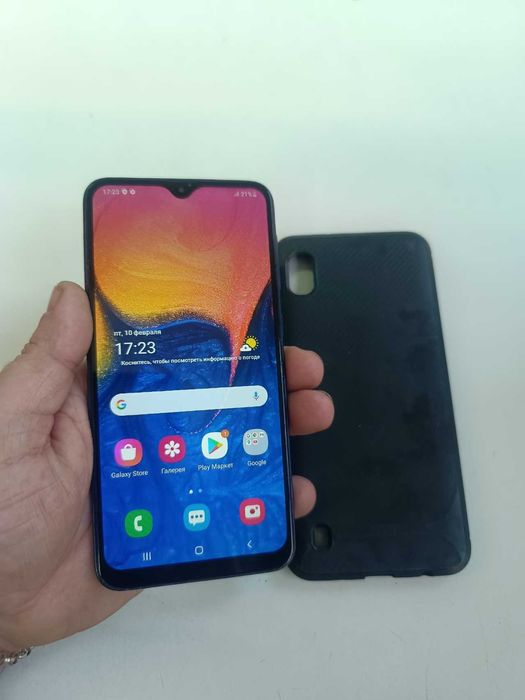 Продам смартфон Samsung A10 целый без трещин все работает хорошо