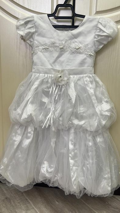 Продаю белое  платье вечернее на девочку