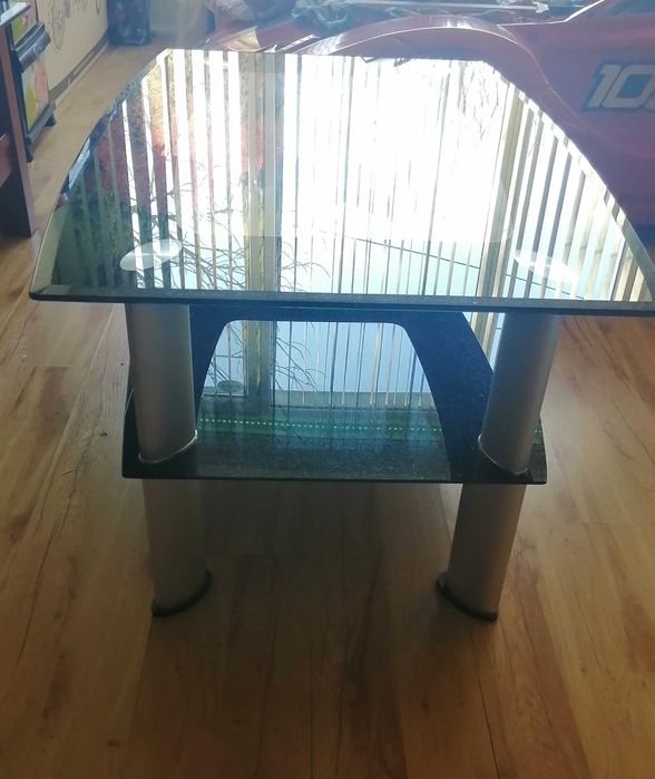Холна стъклена масичка