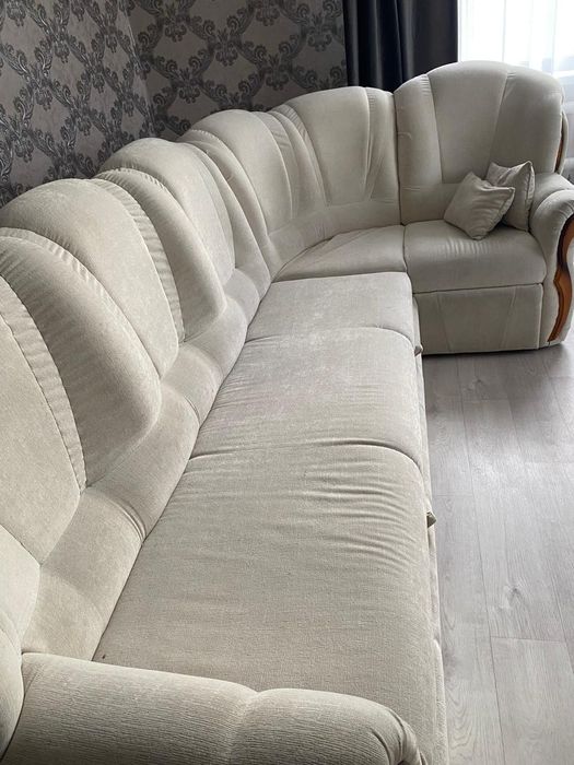 Продам угловой диван с креслом