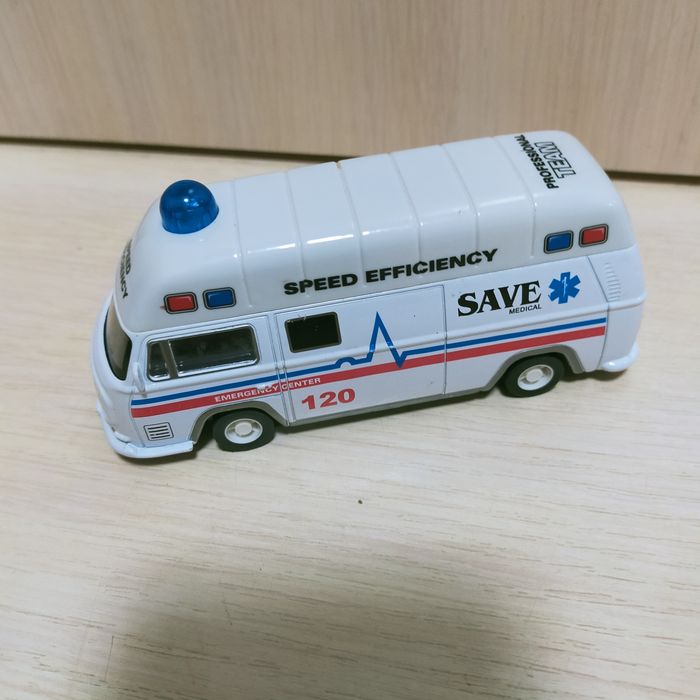 Игрушки, продам машину