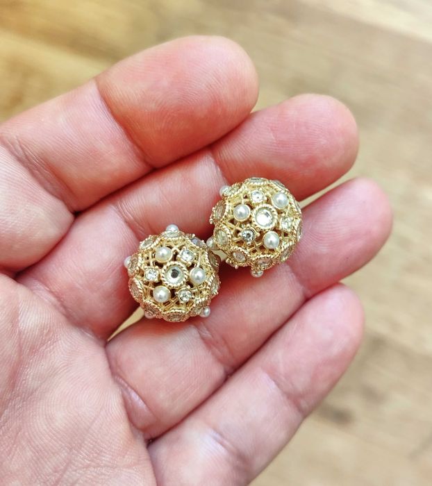 Перленни обеци в златист цвят