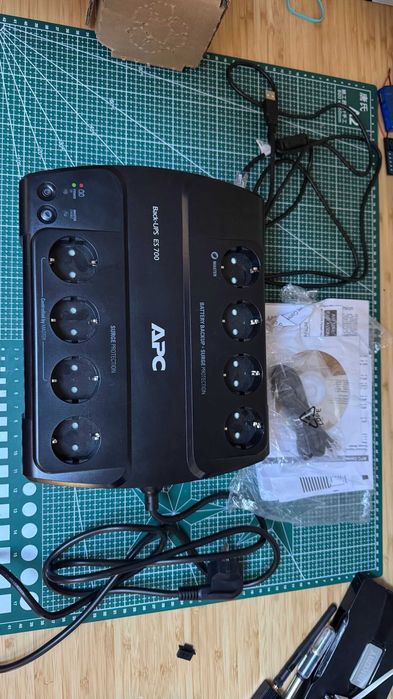 UPS APC BE 700 baterie noua