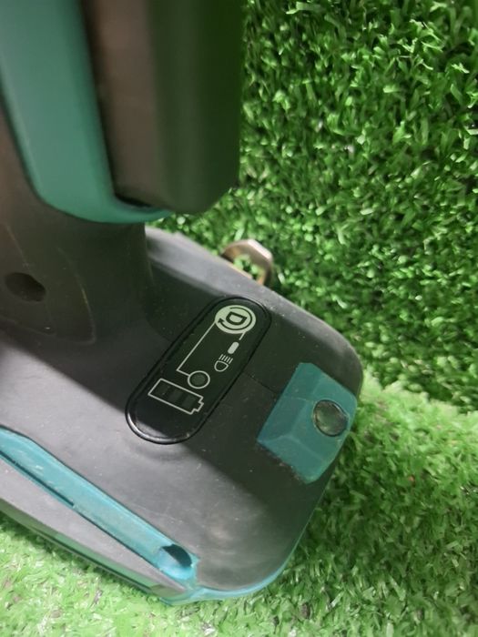 Винтоверт за гипсокартон на Makita DFS452 с допълнителна приставка