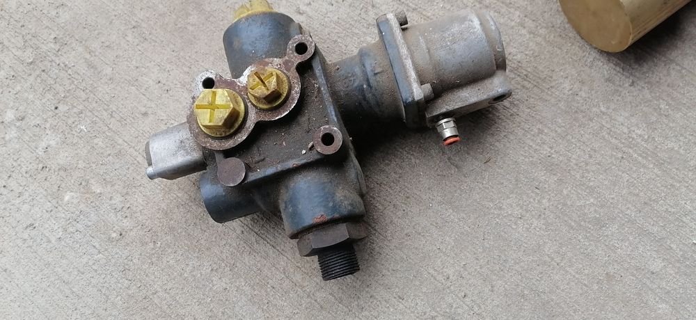 Distribuitor basculare hidraulic pneumatic 8x4 / ansamblu