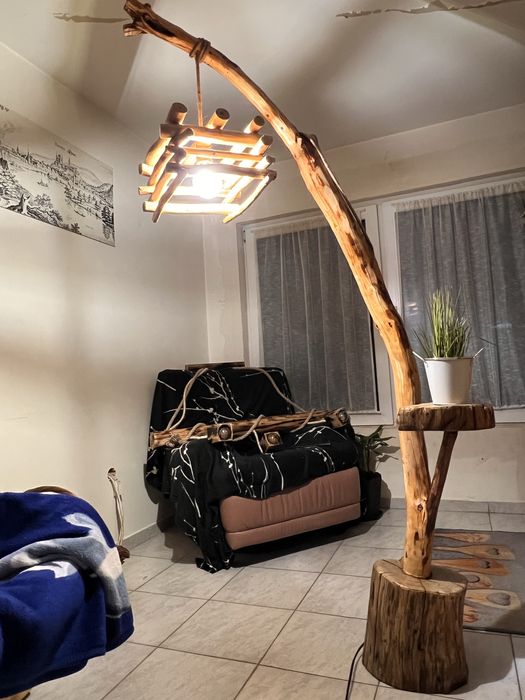 Lampa din lemn lucrata manual