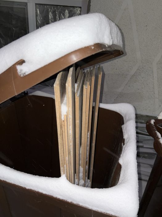 Un pachet 2 m2 parchet nou plus resturi+ 5 bare plinta+rola izolatie