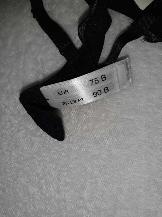 Sutien rosu cu dantela neagra NOU cu eticheta