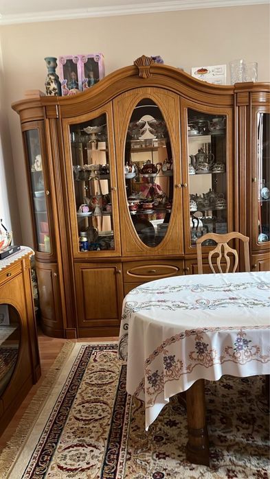Продается витрина, комод и стулья