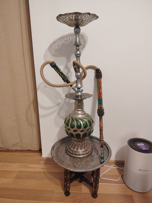 Narghilea Gigant de Colecție, 130 cm – Cupru Masiv Gravat Manual + Măsuță Lemn Sculptat (Piesă Autentică Orientala)