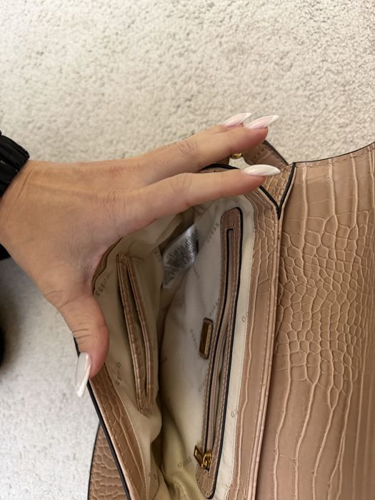 Чанта на Guess бежов цвят