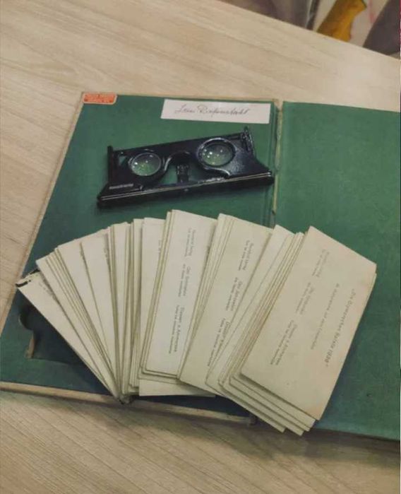 Рядък 3D албум от Третия райх с автограф от Лени Рифенщал