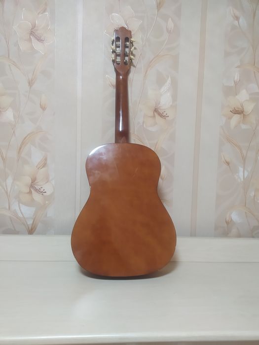 Продам гитару с чехлом Hohner