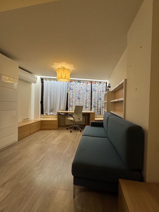 Бюро с прилежащи рафтове