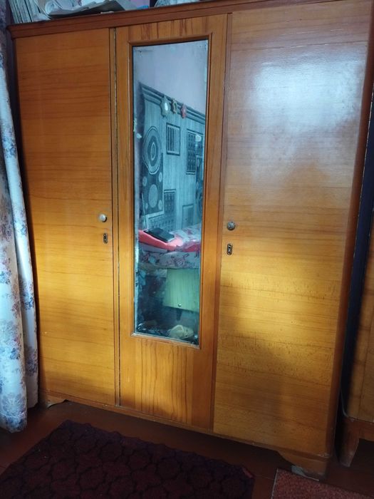 Деревянный шкаф в хорошем состоянии