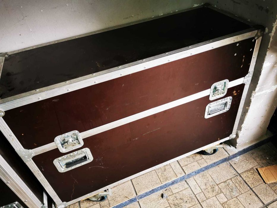 Vand 2 monitore panasonic th 42pwd8es + cutie depozitare si transport