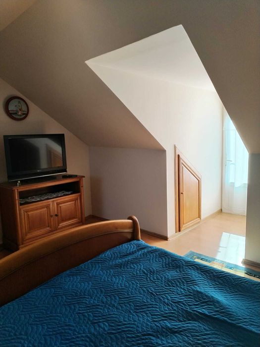 Inchiriez apartament la casa