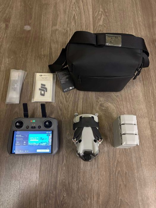 Дрон DJI Mini 4 Pro + Fly More Combo
