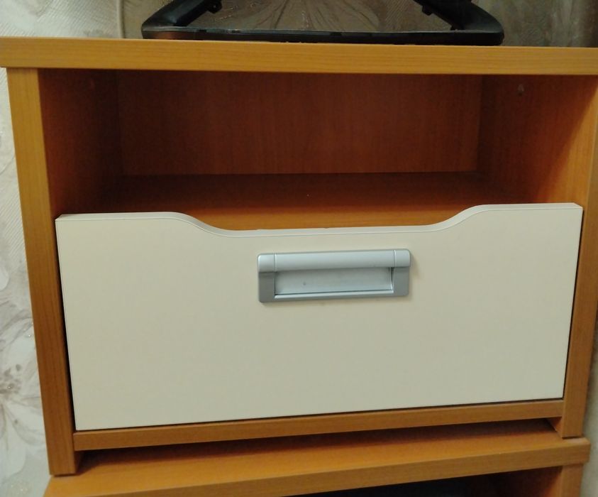 Две одинаковые тумбочки