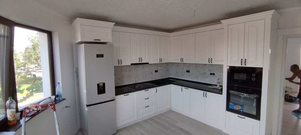 Fac   și  vând  mobilier bucătărie  baie    dresing  living.