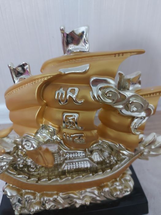 Статуэтка корабля с драконом