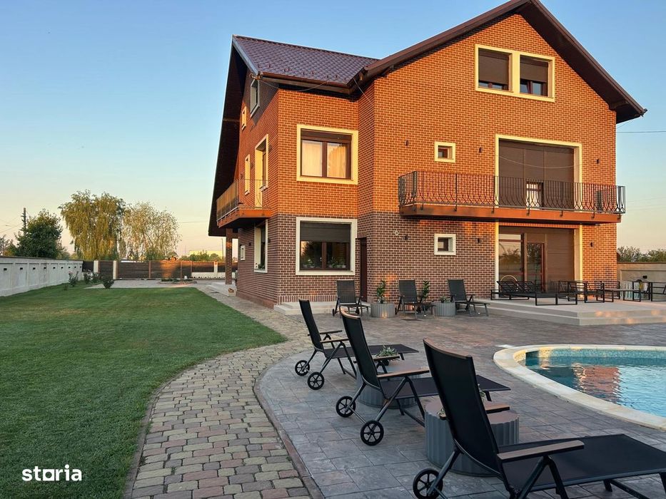 Casa cu piscina si ponton pe malul lacului