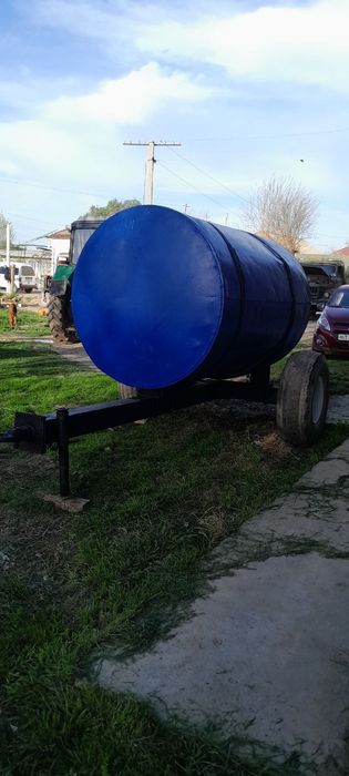 Suv tashish bochkasi tirkama bilan