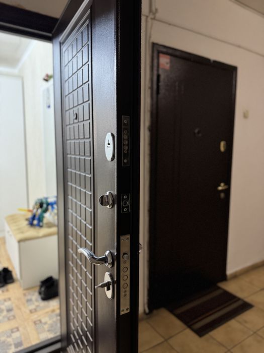 Продам входную дверь