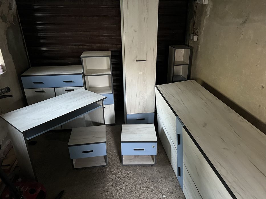 Гардеробчета и бюро с шкафчета