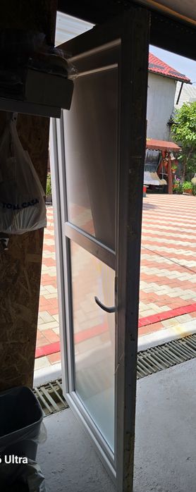 Usa termopan putin folosita si butuc nou cu 3 chei, Gaesti, Dambovita