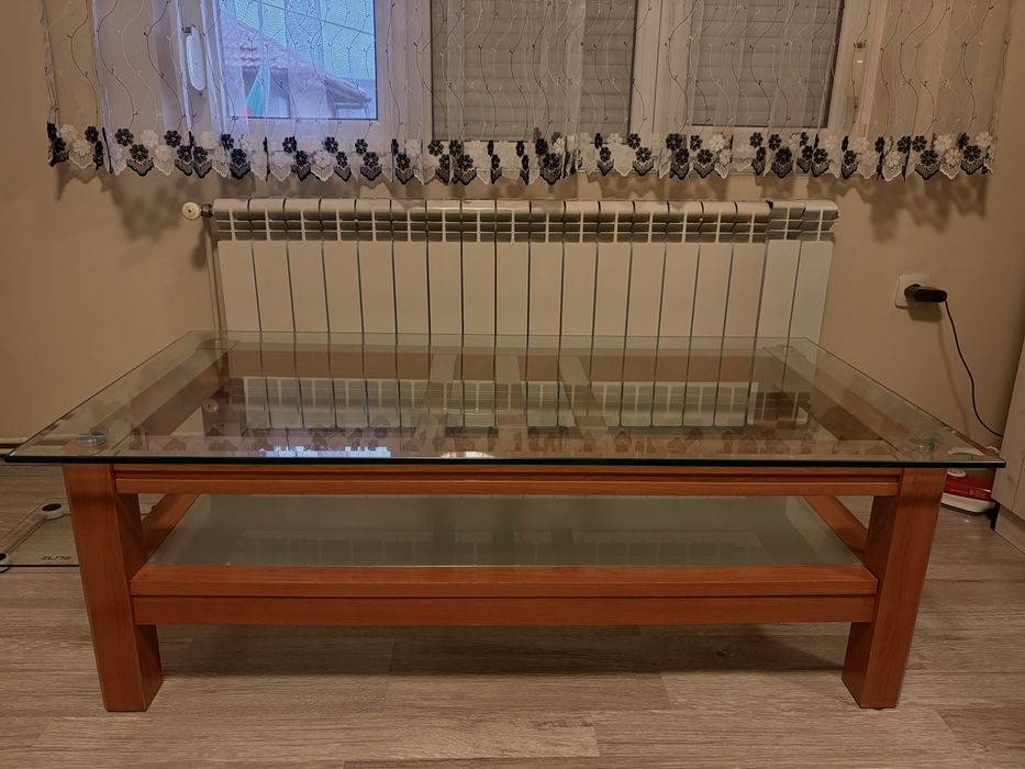 Холна маса със стъклен плот и дървена основа