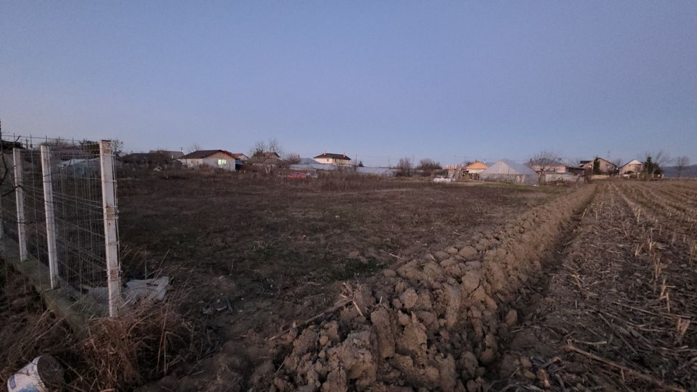 Vând teren intravilan 1137 mp cu deschidere de  42 metri