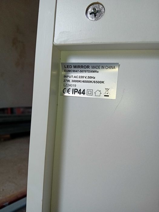 шкаф огледало с осветление и подгрев