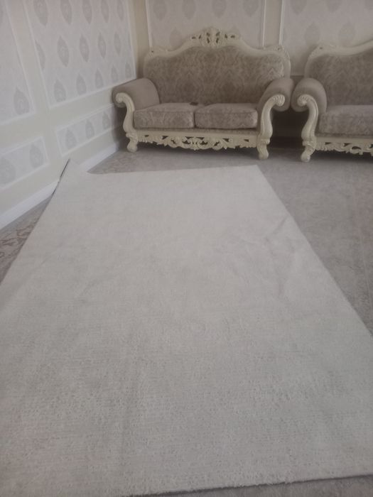 Чисто белая новая ковер