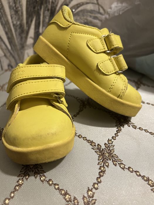 Продам детские кожаные кросовки