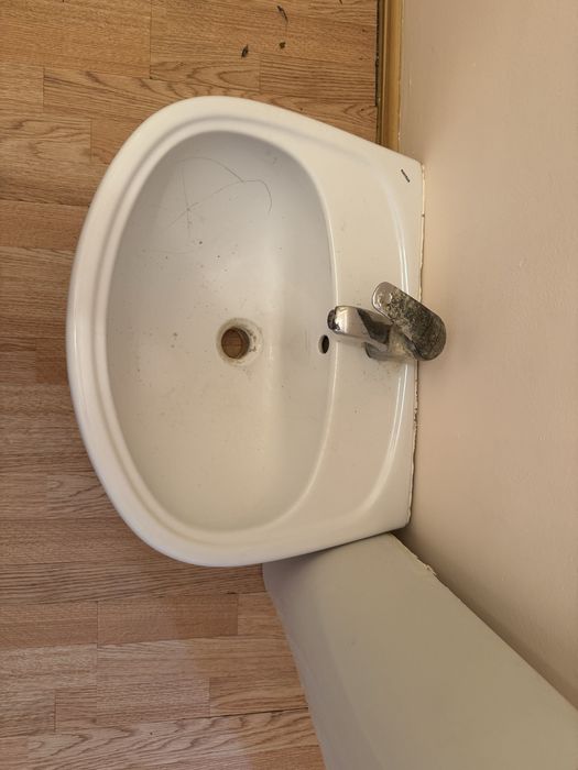 Раковина с ножками