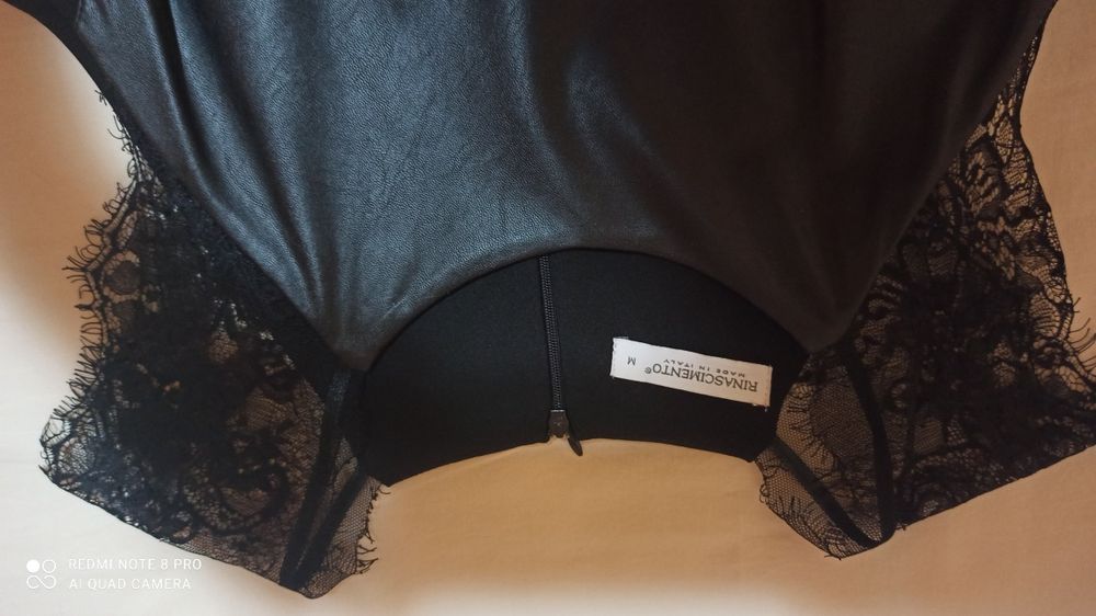 Рокля от кожа и дантела.