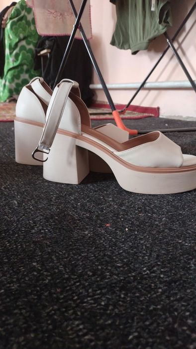 Продам босоножку. Состояное идеальное.