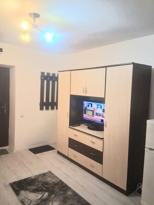 Închiriez camera compartimentata cu baie și bucatarie