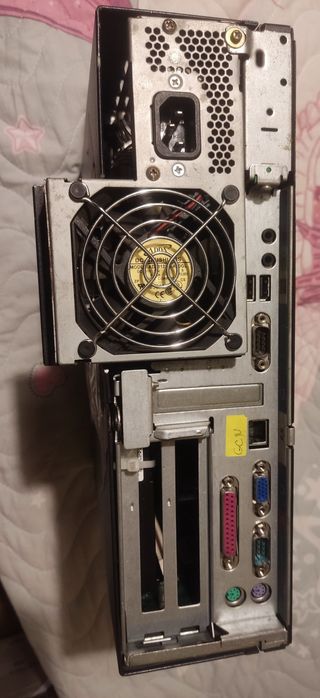 Ретро компютър подходящ за презентации на стари Уиндоус версии