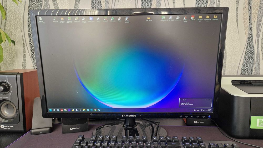 Монитор Samsung 24" модел: 24D330 + подарък LCD монитор LG 19"