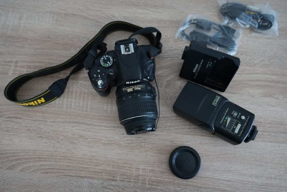 Camera foto Nikon D5100, obiectiv si bliț