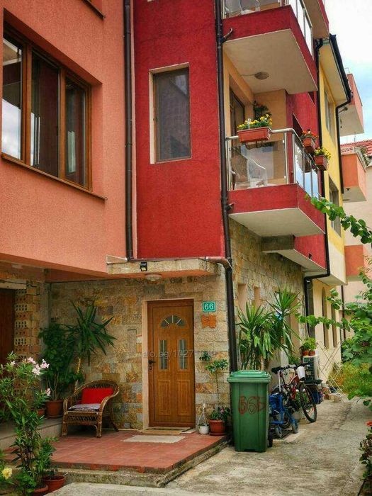 Апартамент за момичета момчета, персонал на заведения