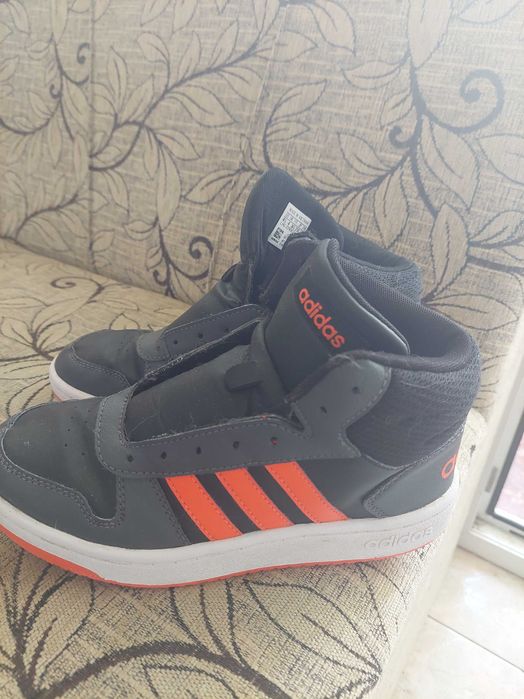 Детски кецове та адидас